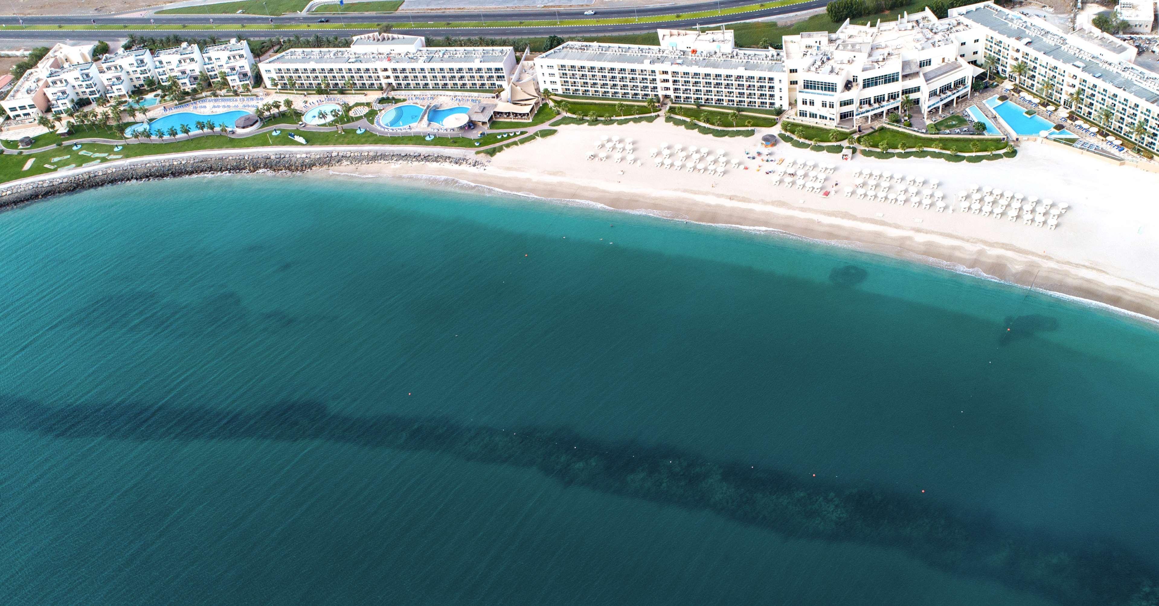 Radisson Blu Resort, Фуджейра Екстериор снимка Aerial view of the hotel