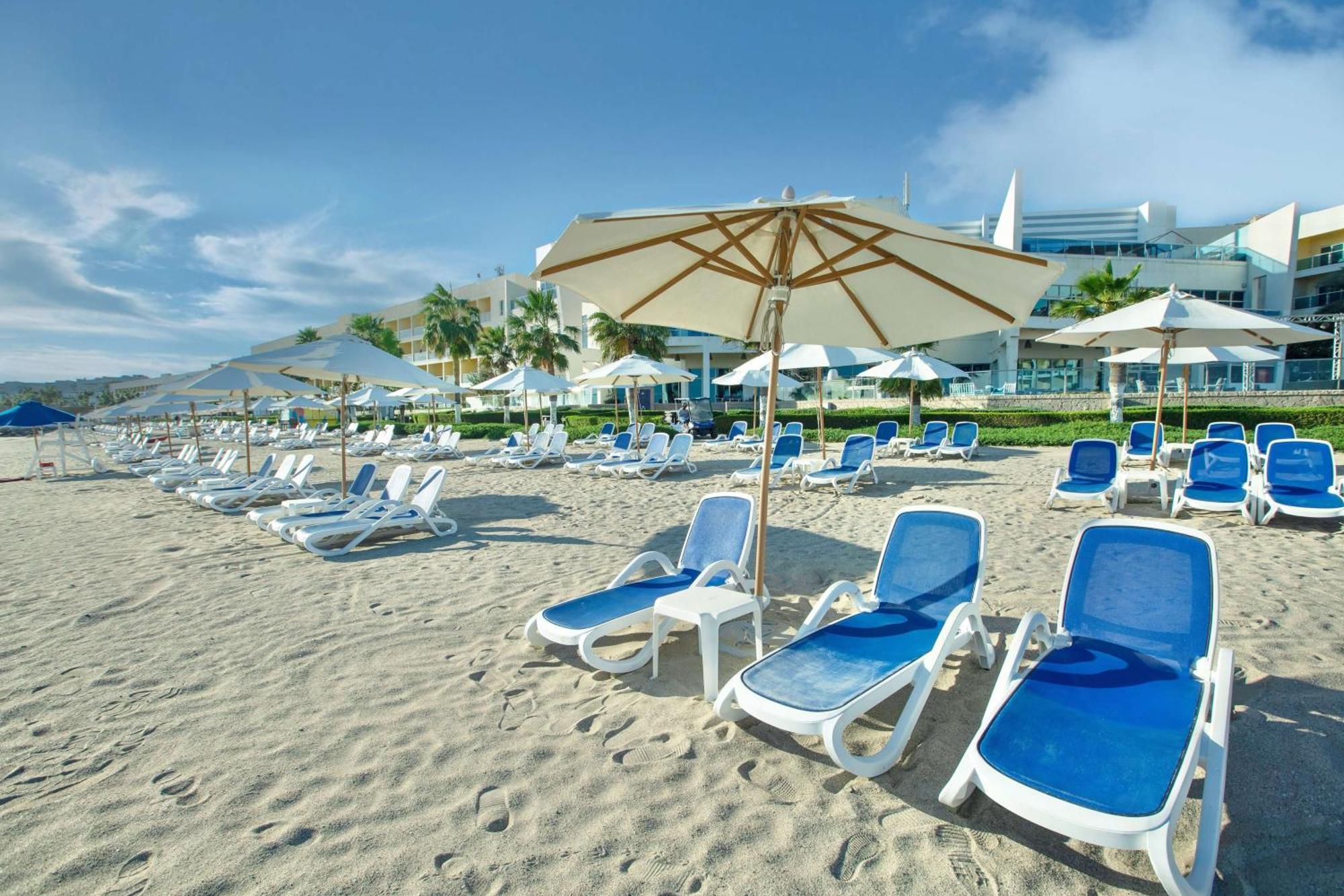 Radisson Blu Resort, Фуджейра Екстериор снимка Beach at the Grand Hotel