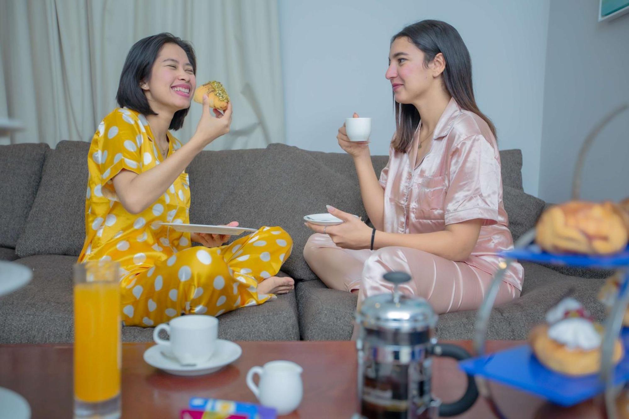 Radisson Blu Resort, Фуджейра Екстериор снимка Two women wearing pajamas